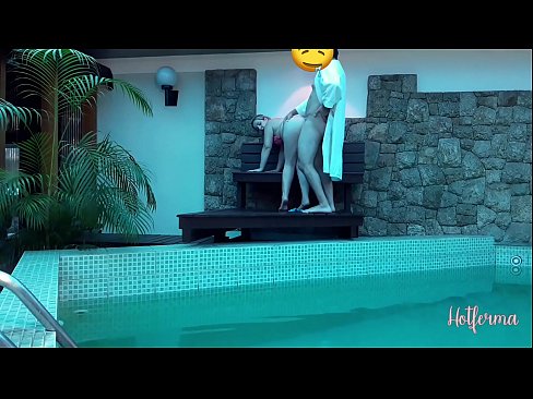 ❤️ Oga pe iranṣẹbinrin si awọn pool, sugbon ko le koju kan gbona ❤❌ Ohun onihoho didara ❌❤